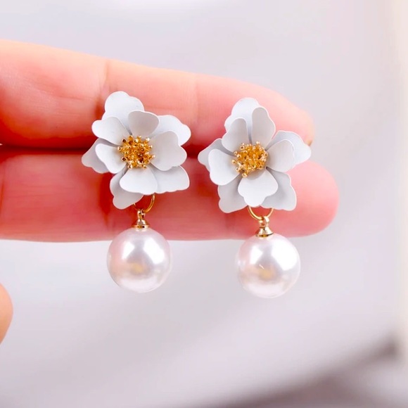 Beautiful White Flowers Earrings - Picture 2 of 4
